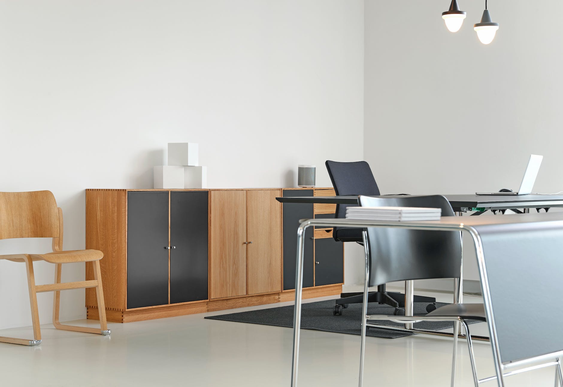 black padded rolling armchair beside desk